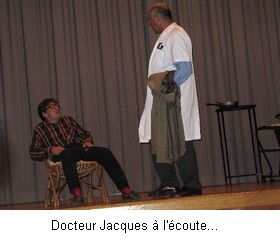 Un homme du public en docteur avec un acteur