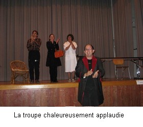 La troupe salue