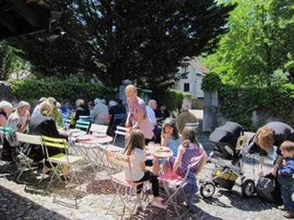 repas champ�tre dans la cour de la ferme