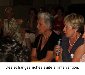 Une dame du public pose une question