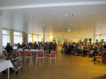 conf�rence de M. Van der Linden devant un large public