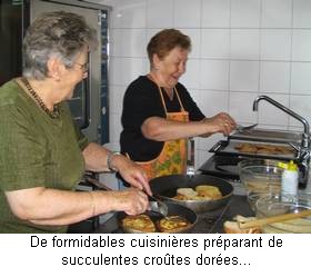 Deux cuisini�res expertes confectionnant des cro�tes dor�es