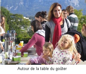 Une maman et ses deux fillettes