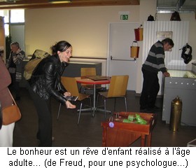 jeune femme jouant � la grenouille