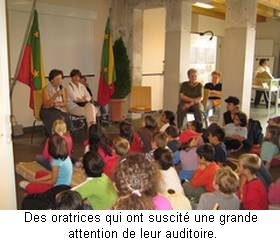 Une ancienne institutrice captivant toujours son auditoire